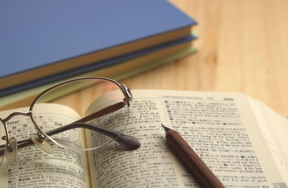 辞書とメガネとペン